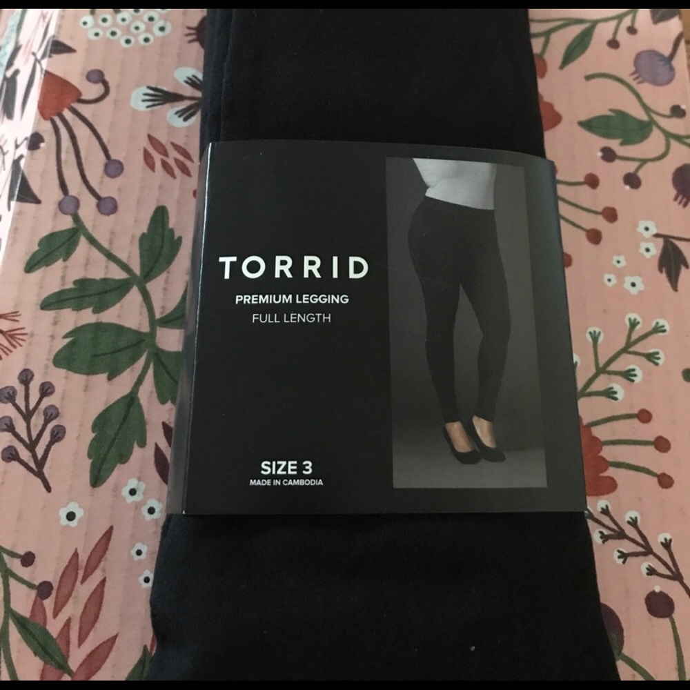 NWT TORRID SIZE 3 leggings